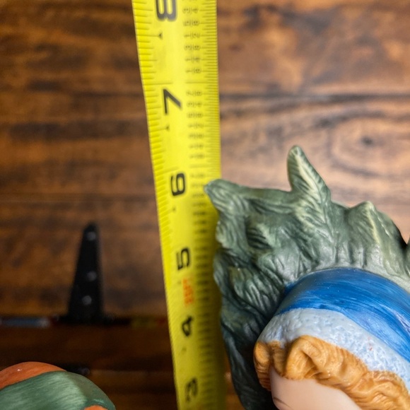 Avon First Edition 1981 Christmas Memories Sharing the Christmas Spirit Figurine - Picture 10 of 10